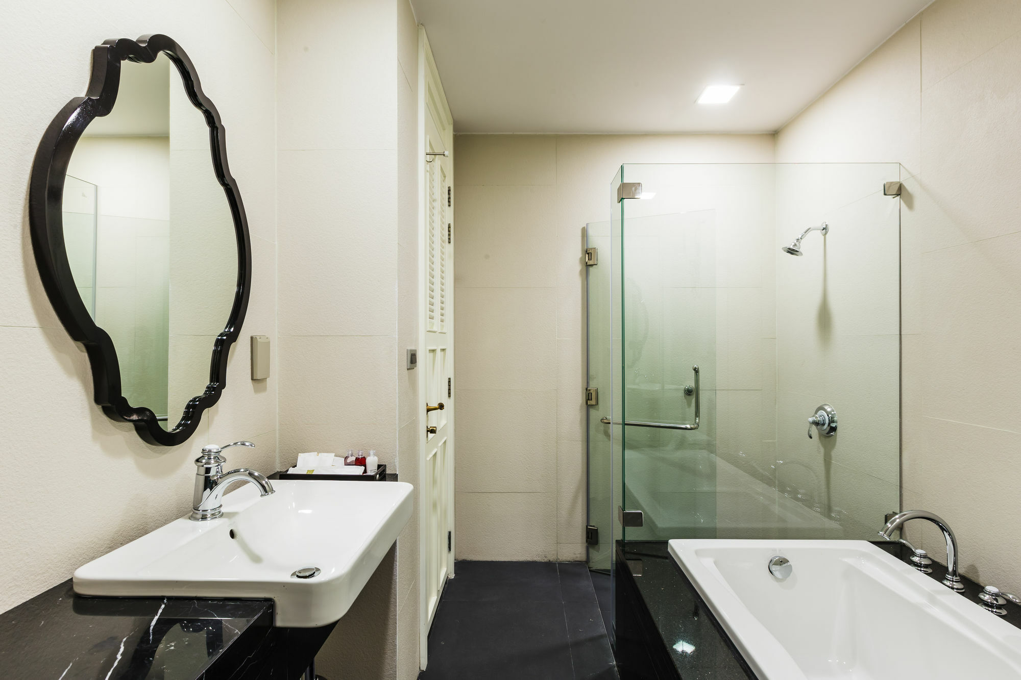 The Fah Silom Hotel Bangkok Bagian luar foto