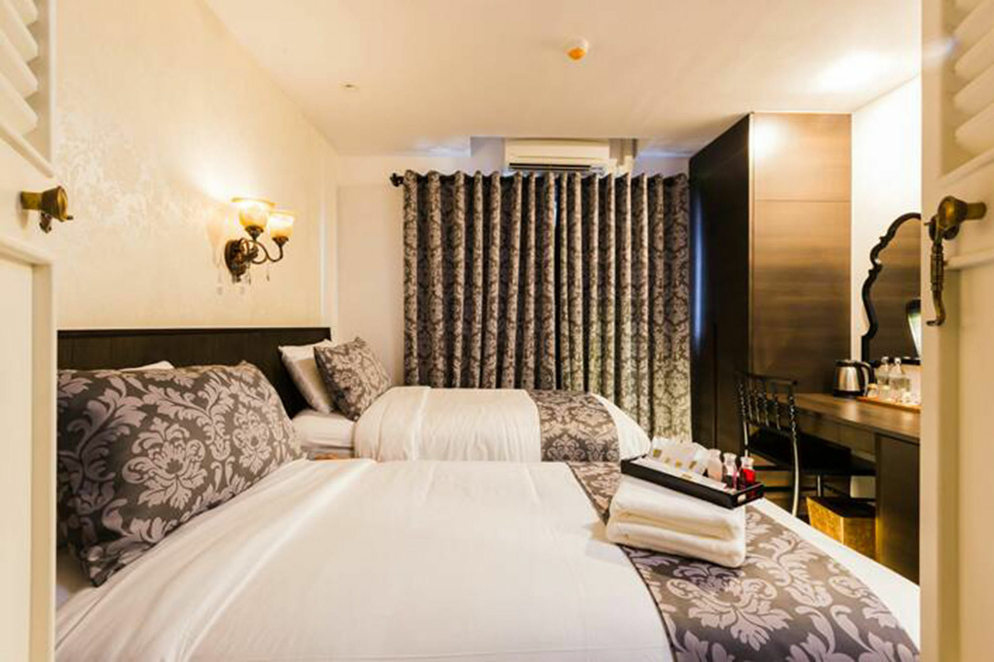 The Fah Silom Hotel Bangkok Bagian luar foto