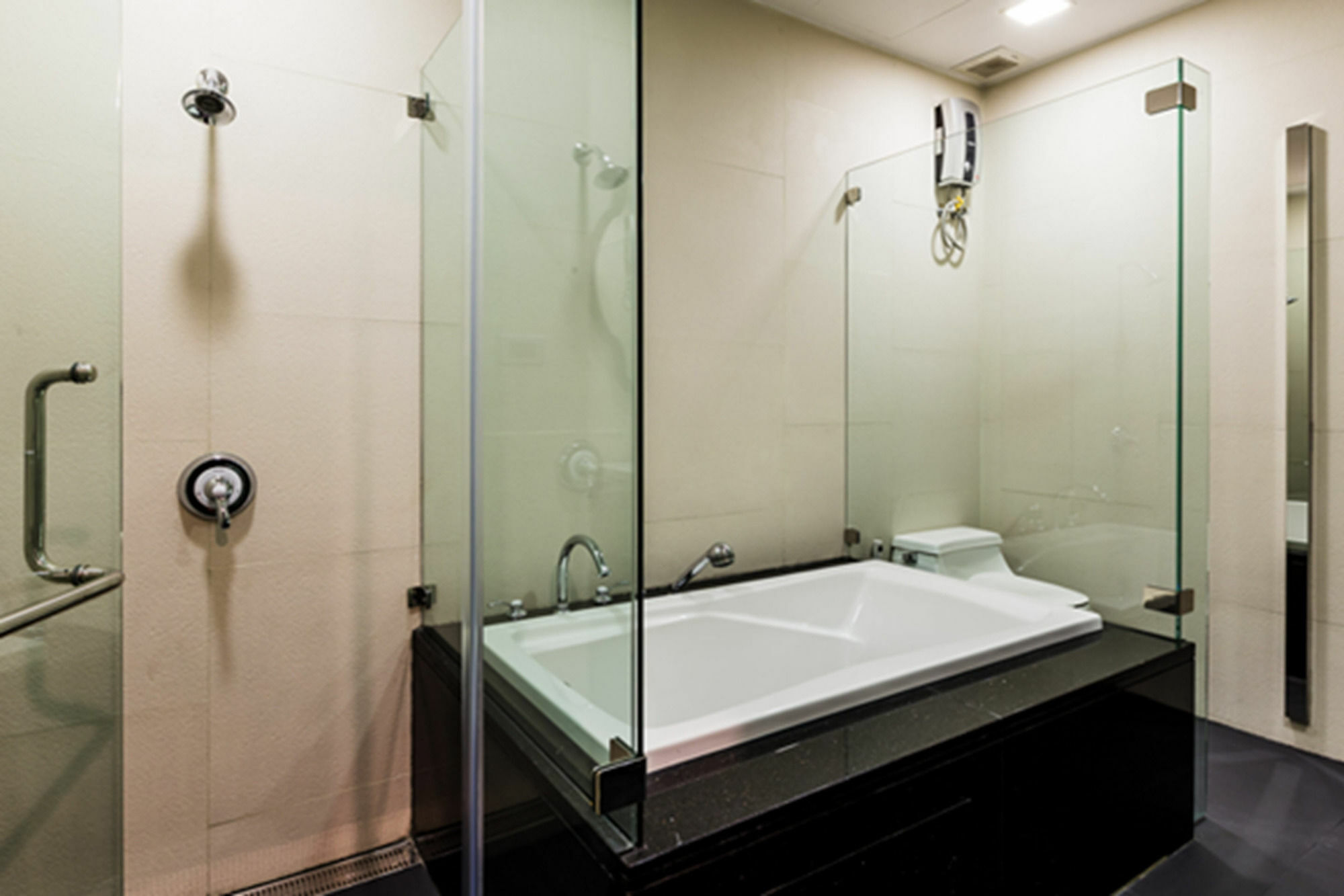 The Fah Silom Hotel Bangkok Bagian luar foto