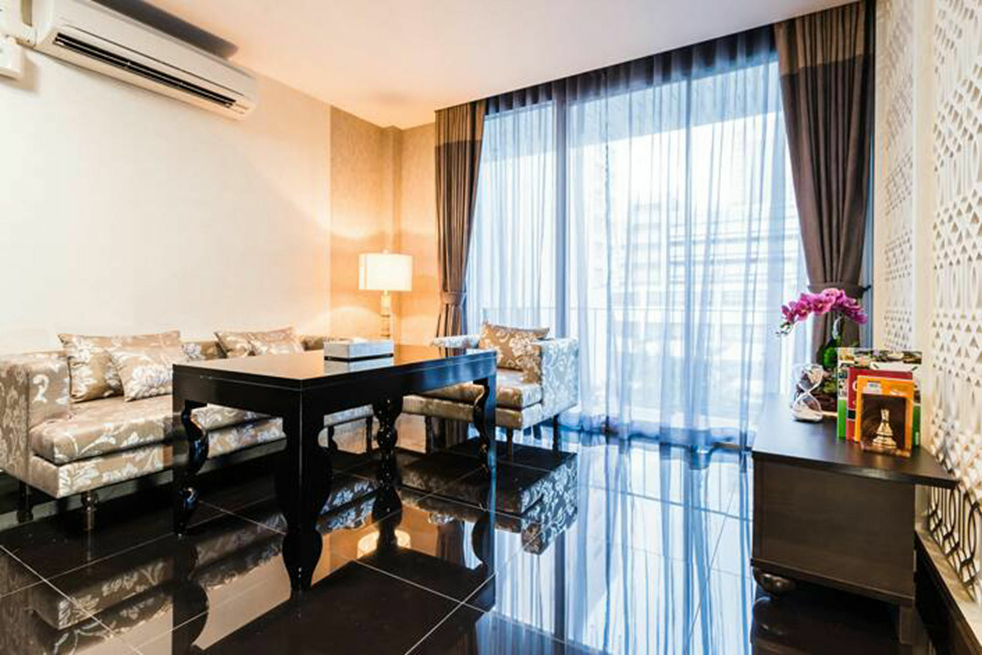 The Fah Silom Hotel Bangkok Bagian luar foto